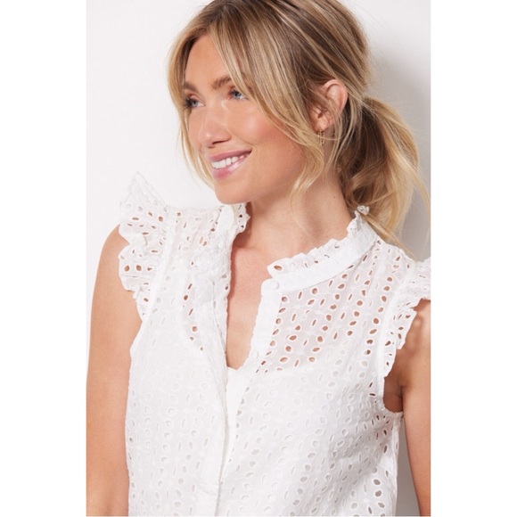 Evereve Calista Eyelet Button Down Blouse Size M - Picture 2 of 7